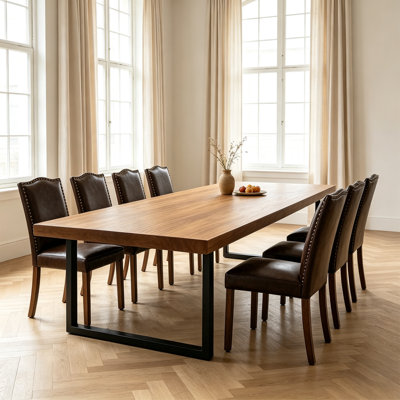 Ensemble de salle à manger de 9 pièces de style industriel et champêtre : table en bois massif et 8 chaises en similicuir cloutées, pour 8 personnes.