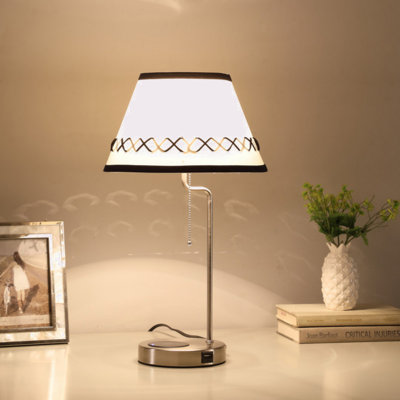Lampe de table moderne 20 pouces Shelby avec station de recharge USB / USB