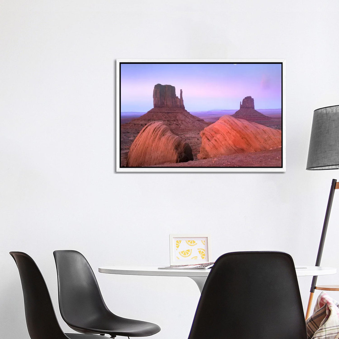 Mond über Mittens, Monument Valley, Arizona von Tim Fitzharris - Galerie-umwickelte Leinwand Giclée auf Leinwand