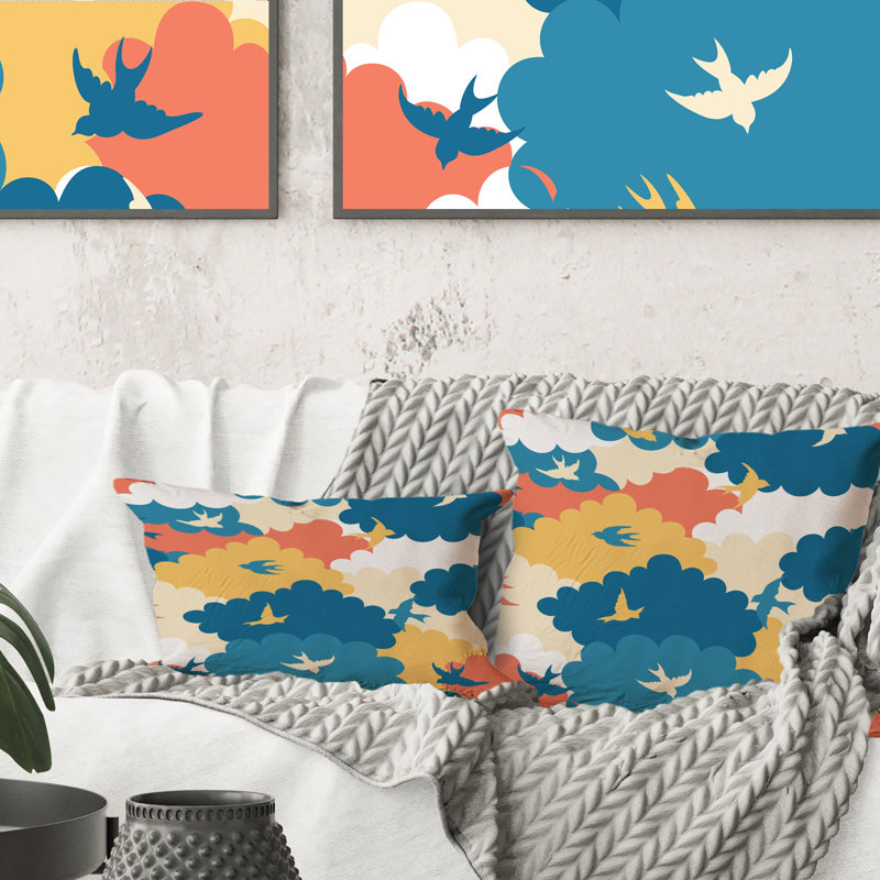 Coussin décoratif à motif de nuages rouges, bleus et jaunes avec petits oiseaux, 16 po x 16 po