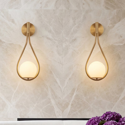 Lot de 2 appliques murales en forme de larme, fini or brossé, 47 cm (18,5 po), luminaire en verre opalin blanc.