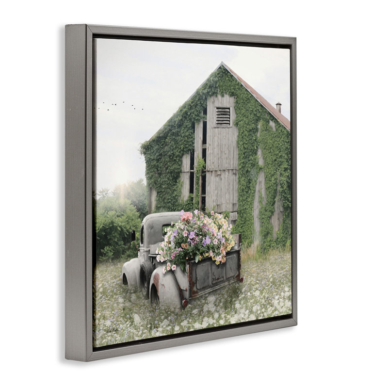 Magical Farmhouse Barn with Vines, Cadre flottant gris lustré, H 25 po x l 25 po
