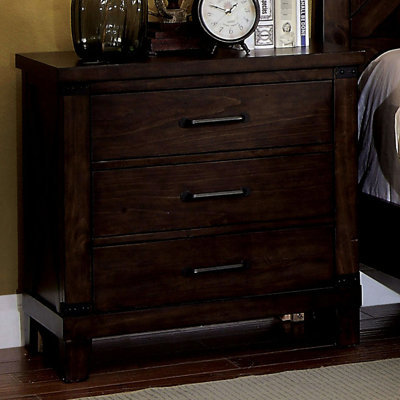 Table de chevet rustique en bois de noyer foncé avec 3 tiroirs et poignées noires pour la chambre à coucher