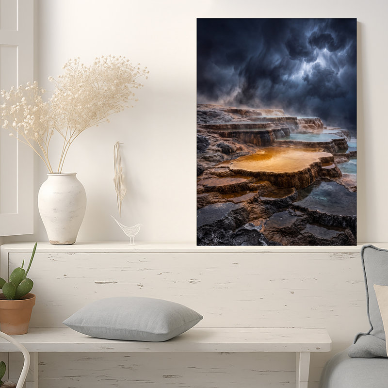 Toile orange orangée sous un ciel orageux avec éclair, 24"H x 16"W