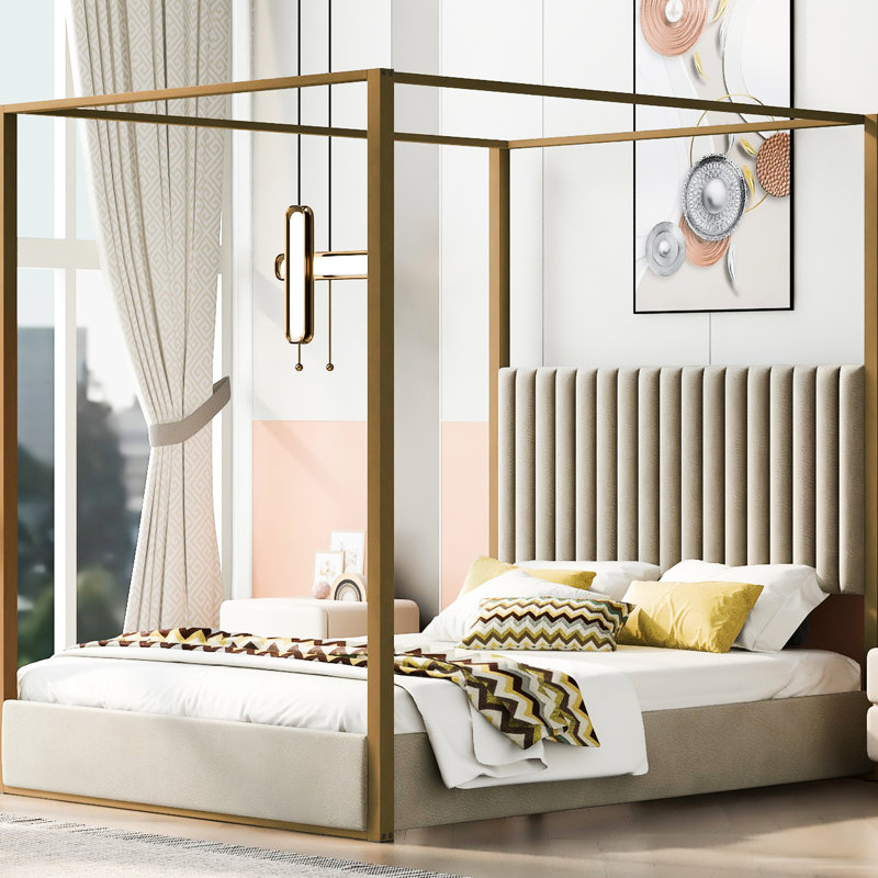 Grand lit à baldaquin beige avec revêtement en tissu d'ameublement doux et base de tête de lit en mousse