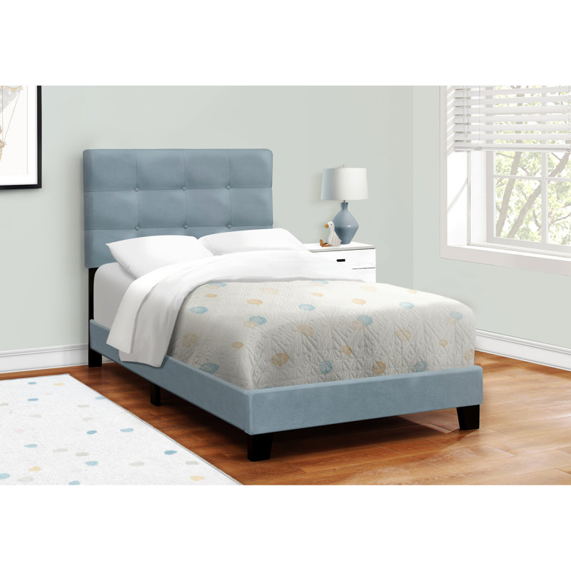 Lit plateforme simple en velours bleu pour un intérieur de chambre chic