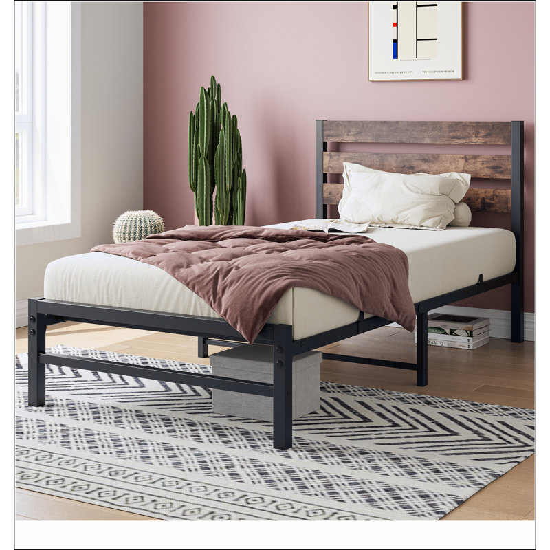 Base de lit plateforme avec tête de lit en bois rustique rétro, sommier à lattes en métal robuste, aucun sommier brun rustique requis