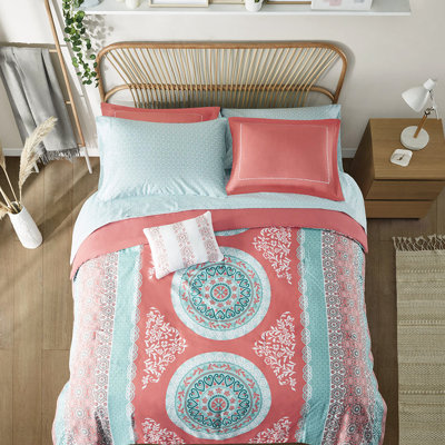 Édredon simple TG avec feuilles de médaillon corail - microfibre douce, accents de broderie, grand drap-housse corail, rembourrage, taies décoratives intégrées