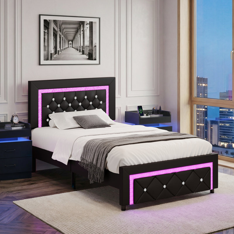 Structure de lit plateforme tapissier avec lumières DEL et ensemble de chambre à coucher avec tables de chevet à DEL assorties