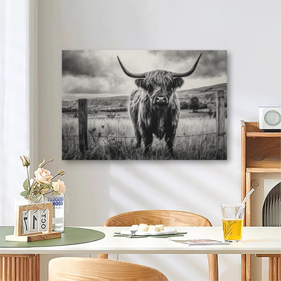 «Highland Cow debout devant une clôture», grande reproduction d'art sur toile tendue pour salon et chambre à coucher