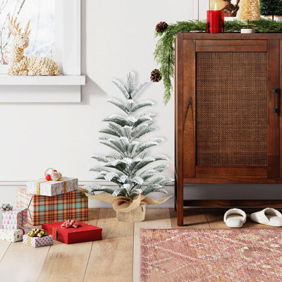 Arbre de Noël de table en flocage 50 cm, mini arbre enneigé PE avec 85 pointes, base en toile de jute en ciment - parfait pour les petits espaces et les cadeaux des Fêtes