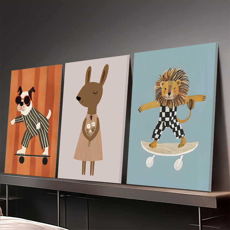 Ensemble de 3 affiches encadrées, comprenant des toiles représentant d'adorables animaux : un bouledogue stylé avec des lunettes de soleil, un lapin doux avec des fleurs et un lion cool sur un skateboard. Décoration moderne pour chambre d'enfant ou de bébé. Illustrations ludiques pour la maison.