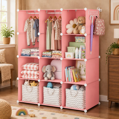 Pour organiser la chambre de bébé ou la garde-robe, cet organisateur rose pour garde-robe bébé combine une armoire et une garde-robe résistantes avec des étagères de commode personnalisables, un organisateur de vêtements étanche et une fixation murale.