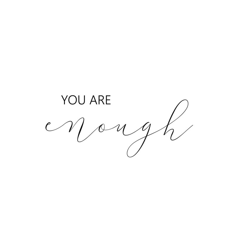 «You Are Enough» par Pixy, art textuel sur toile tendue, H 18 po x l 26 po x P 1,5 po