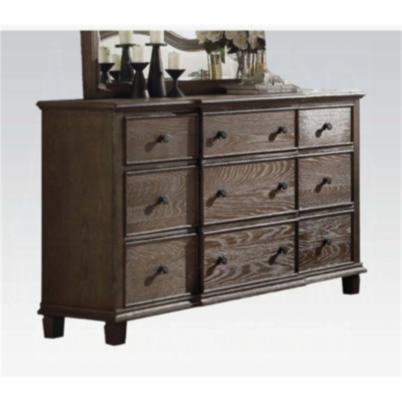 Charmante commode rustique avec beaucoup de rangement pour les essentiels de la chambre à coucher