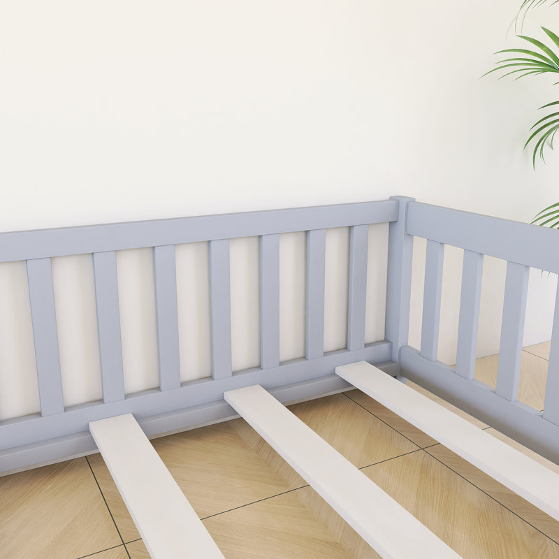 Lit simple au sol avec clôture sans porte, lit en bois d'hévéa avec garde-corps de sécurité, Gris