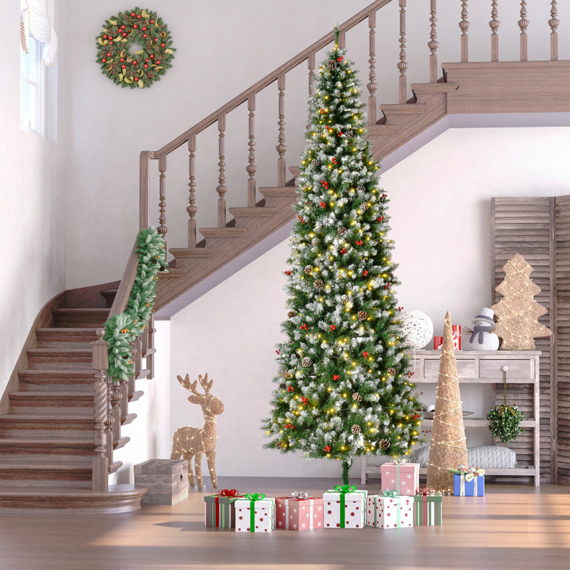 Arbre de Noël artificiel enneigé 9 pi avec branches réalistes, 460 lumières DEL, pommes de pin, baies et 1298 pointes