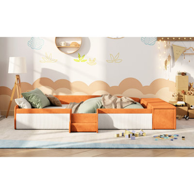 Lit de jour pour grand lit en velours, avec escalier, rangement avec vérin à gaz, contraste brun et blanc et garde-corps rembourrés pour plus de confort dans la chambre à coucher