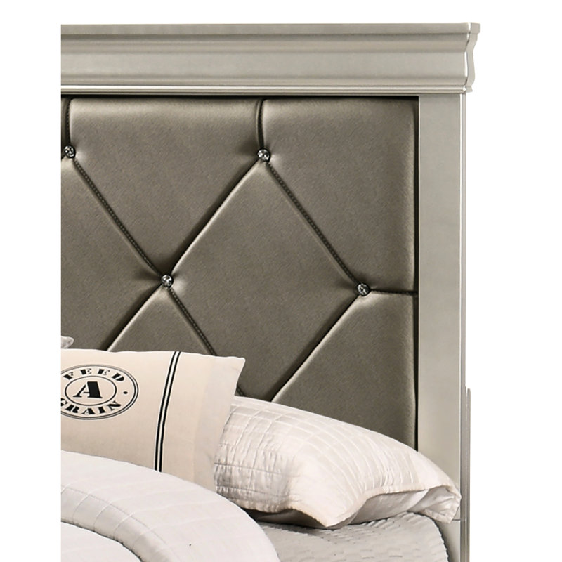 Très grand lit beige tendance avec cadre en bois et tête de lit tapissier à texture crocodile, Queen