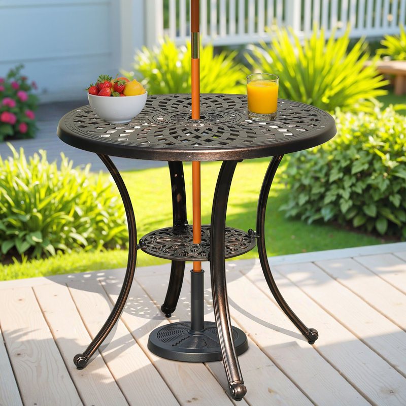 Table de salle à manger extérieure en métal avec trou pour parasol Chinwike