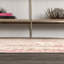 Tapis rose avec médaillon géométrique décoratif Peregrine-467013890