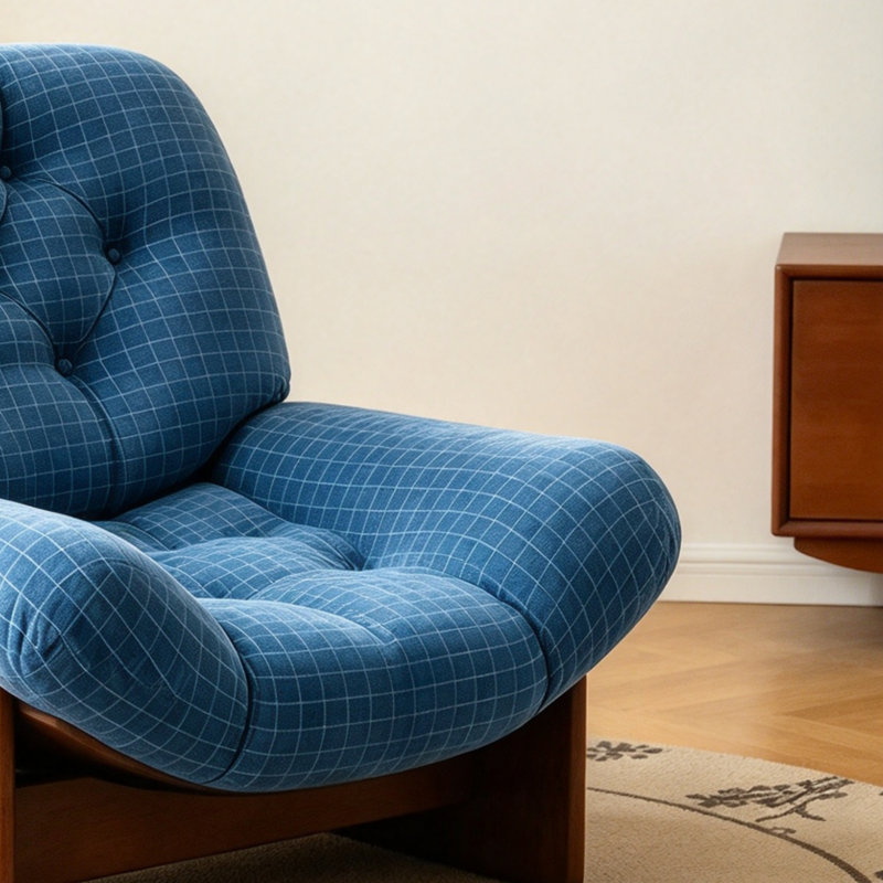 Fauteuil lounge bleu au design moderne et épuré