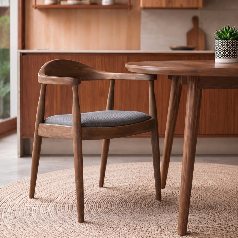 Chaise avec accoudoirs en bois massif Kuo, Gris