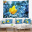 Floral, belle fleur jaune sur tapisserie bleue-28487867