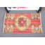 Petit tapis turc vintage en laine avec un design anatolien pour l'entrée et la salle de bain dans un style bohème dans une teinte rouge audacieuse