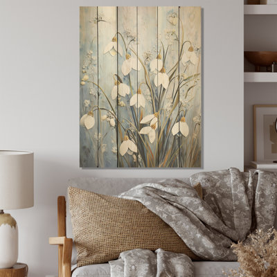 Minimalisme, harmonie de gouttes de neige bleues et blanches sur bois de pin naturel