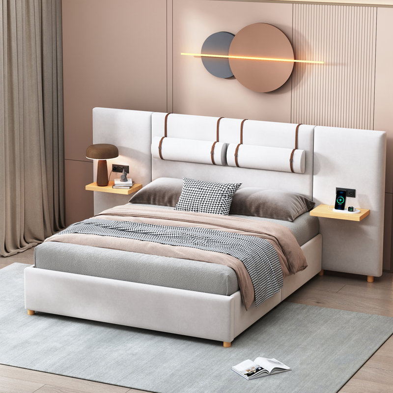 Lit plateforme tapissier avec prises doubles, charge USB, coussins de chevet et tablettes de rangement pour une commodité moderne