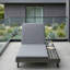 Ensemble de chaise longue avec structure ouverte en bois de sauterelle laqué noir avec coussins imperméables-753082545