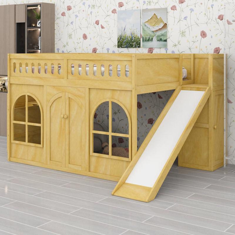 Un lit mezzanine avec glissade et escalier de rangement crée une zone de jeu de château, Lit double, Naturel