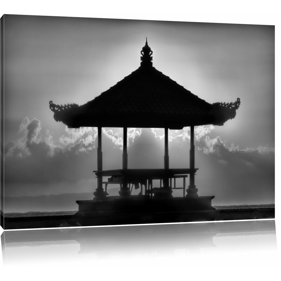 Leinwandbild Pagode in Bali im Sonnenuntergang in Monochrom