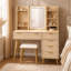 Ensemble de coiffeuse avec miroir lumineux à DEL et prise de courant, bureau de coiffeuse cannelé à 5 tiroirs avec tablettes de rangement ouvertes et tabouret rembourré, station de maquillage pour chambre à coucher moderne en bois clair
