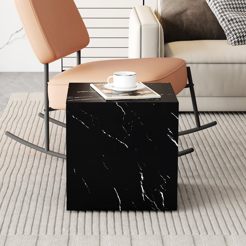 Table basse à texture de marbre noir de 15,7 po x 15,7 po x 15,7 po - ajoute un élément élégant à votre décor intérieur et rehausse l'attrait visuel de votre espace de vie