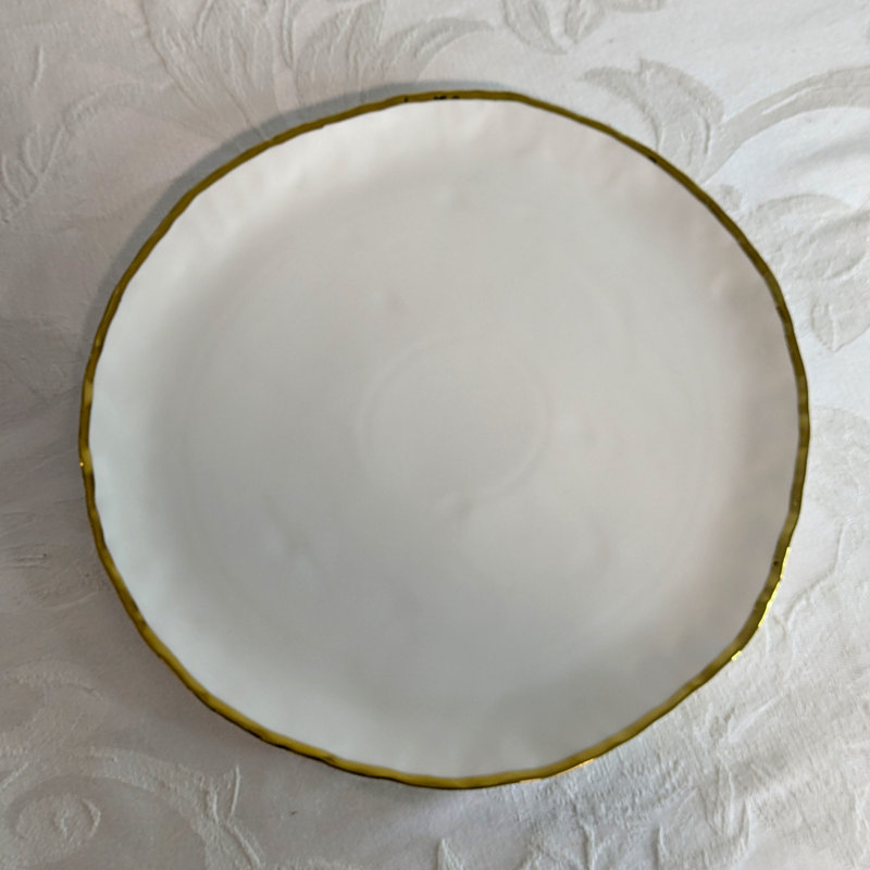 Assiette plate style libre en porcelaine blanche à garniture dorée 10,5 "Simplicity