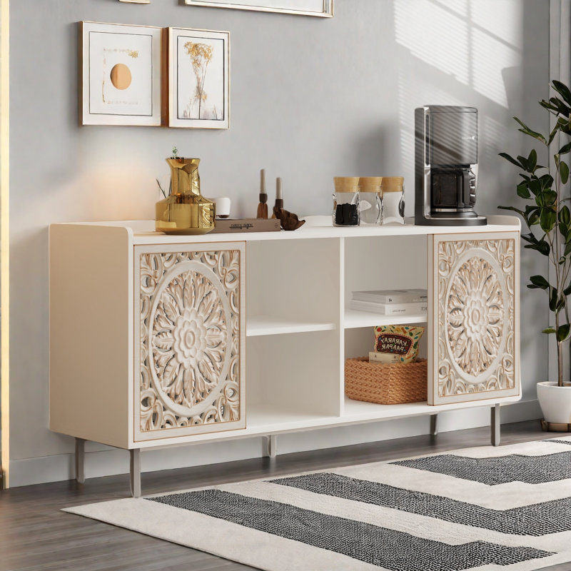 Buffet de style Mid-Century avec détails artisanaux en bois sculpté creux et portes coulissantes