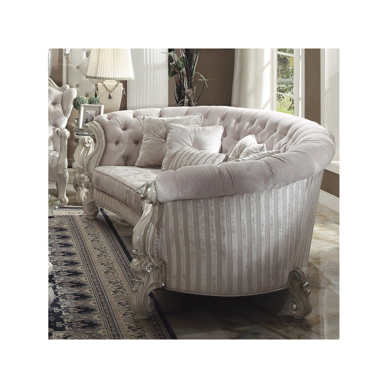 Canapé Versailles en velours ivoire et blanc cassé avec 5 coussins