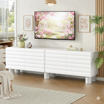 Élégant meuble télé avec des portes ondulées épaisses et des tablettes réglables, un meuble télé de style crème avec quatre armoires pour téléviseurs de 75 po ou moins, une console média solide avec des pieds cylindriques et des trous de câbles pour le salon, finition blanche