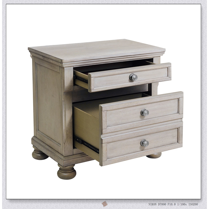 Table de chevet transitionnelle avec tiroir caché, finition brossée et beaucoup de rangement pour un décor moderne et classique.
