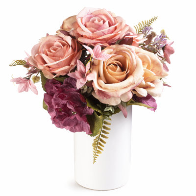 Agencement de roses et d’hortensias à motif floral en vase