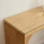 Le banc et la table en pin massif - polyvalents pour une utilisation quotidienne et les espaces intérieurs rehaussent le décor de la pièce