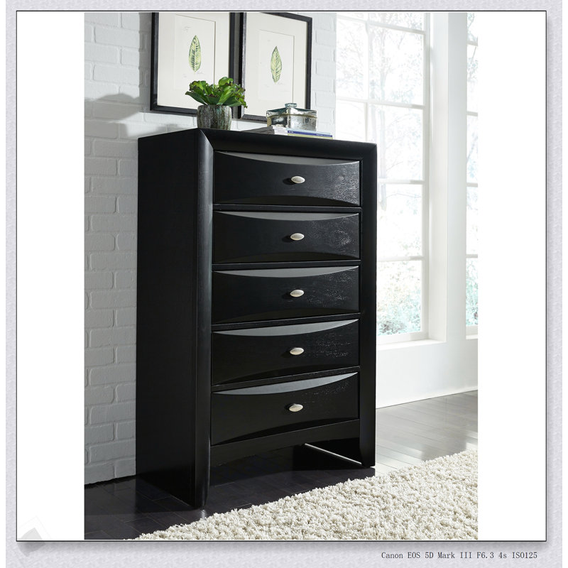 Commode noire LUCILLE avec tiroirs spacieux, conception élégante et fabrication durable pour des solutions de rangement modernes.