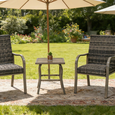 Table d'appoint d'extérieur en fer gris rustique peint à la main avec finition thermolaquée, plateau carré à lattes robuste pour une utilisation à l'intérieur ou à l'extérieur
