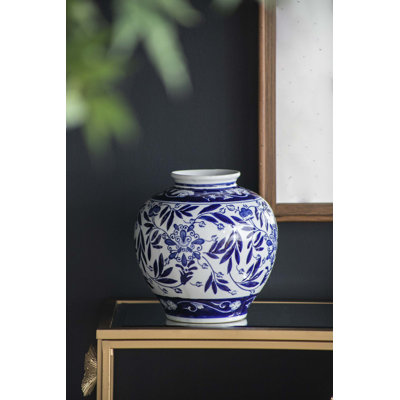 Vase en porcelaine fabriqué à la main avec des motifs botaniques d'inspiration Ming, une finition blanche brillante et des proportions équilibrées pour une présentation élégante ou des arrangements floraux frais.