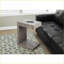 Table basse moderne en forme de C avec tiroir à collation, base robuste, stratifié brun pour le salon / la chambre à coucher