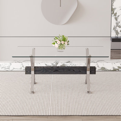Table de salle à manger. Table de salle à manger moderne en verre trempé. Grand grand bureau moderne avec des pieds en métal plaqué argent et des barres transversales en bois aggloméré noir, convenant à la maison et au bureau. Cuisine.