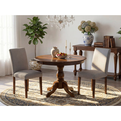 L'ensemble de 3 tables de salle à manger modernes comprend une table ronde en bois avec piédestal et 2 chaises Parson rembourrées en tissu gris, noyer antique