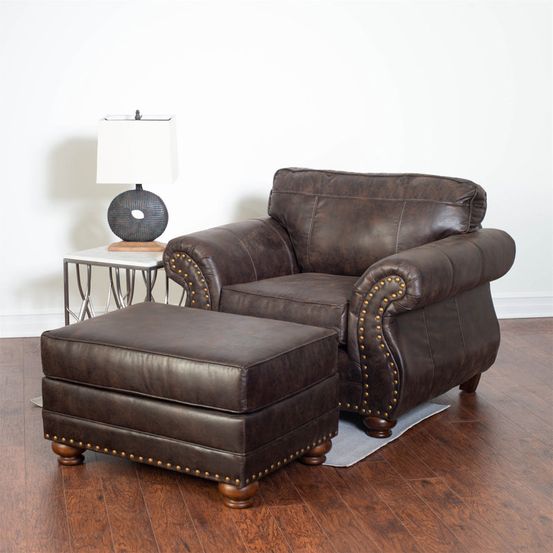 Repose-pieds capitonné en similicuir Leinster avec silhouette classique et finition espresso foncé, parfait pour un décor traditionnel et transitionnel.